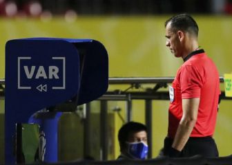 Dos españoles proponen a la FIFA el VAR del futuro