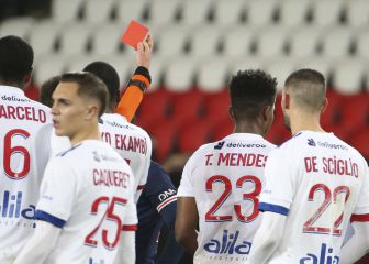 Thiago Mendes, suspendido tres partidos por su entrada a Neymar