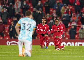 La Premier seguirá hincando la rodilla en contra del racismo