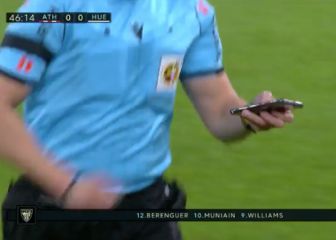 Insólito: el árbitro para el partido porque se encontró un móvil en el césped...