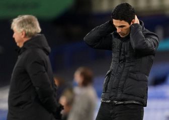 La afición del Arsenal pide el perdón de Özil por el desastre ofensivo de la era Arteta
