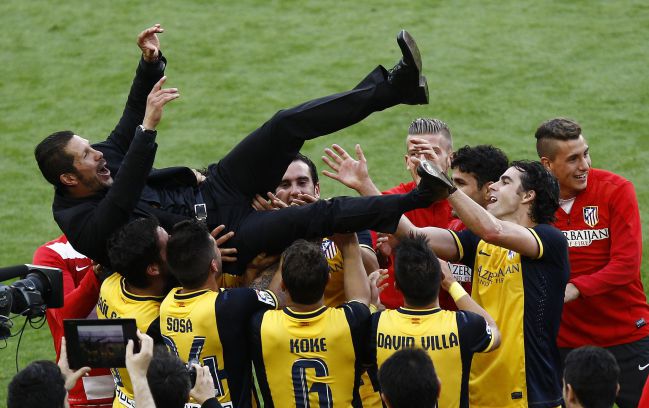Los jugadores del Atlético mantean a Simeone tras conseguir el título de Liga el 17 de mayo de 2014.