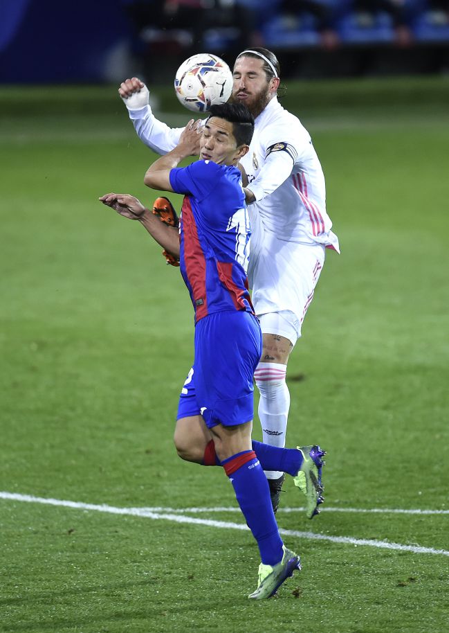 Ramos y Muto luchan por un balón aéreo.