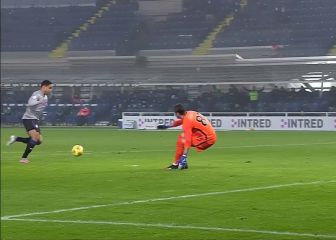 En el Sevilla se pellizcan mil veces: su ex '9' 'rompe' al portero a lo Ronaldo