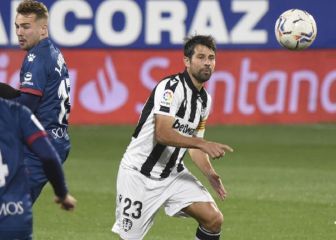 Huesca y Levante firman tablas en la niebla del Alcoraz