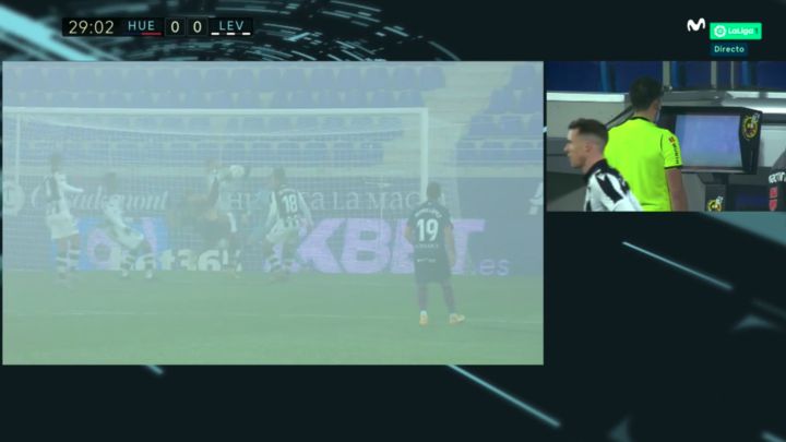 Un nuevo penalti por manos hace estallar a Postigo