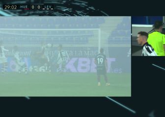Un nuevo penalti por manos hace estallar a Postigo