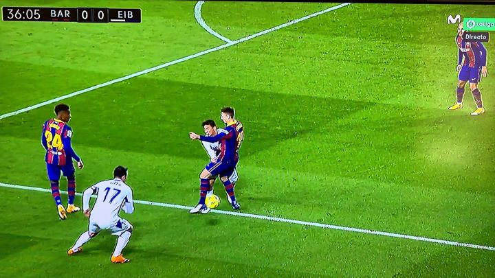 Para Iturralde, es penalti de Lenglet a Inui en el minuto 36