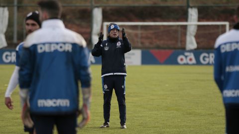 Fernando Vázquez, dando instrucciones en el entrenamiento del Deportivo.