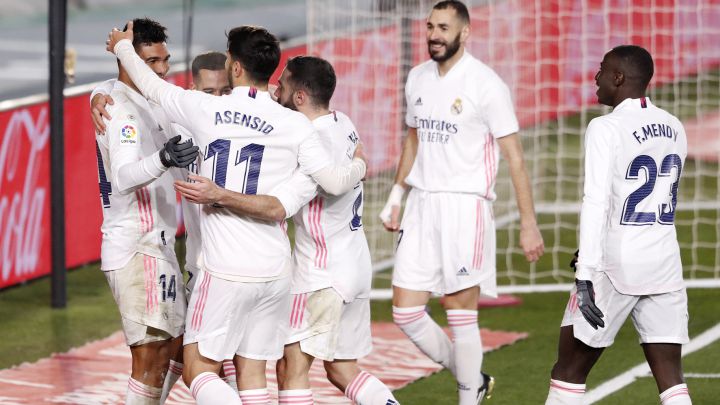 Varios jugadores del Real Madrid celebran un gol.