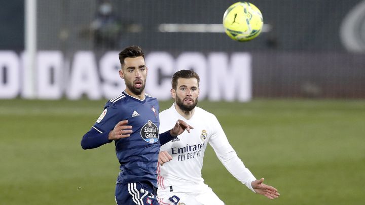 Brais y Nacho siguen el balón en una jugada del Real Madrid-Celta de la jornada 17 de LaLiga Santander.