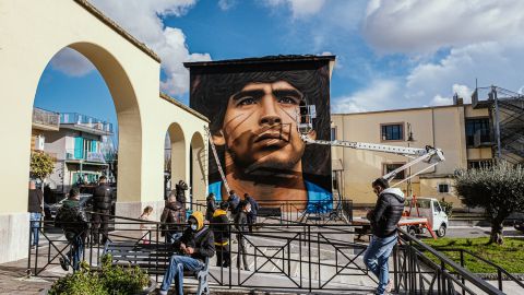 Un artista napolitano crea un mural de Maradona en Quarto