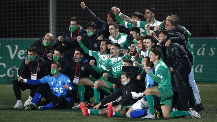 Jugadores del Cornellà celebran el pase