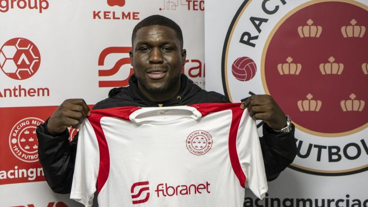 Royston Drenthe back in Spain to join Third Division Racing Murcia