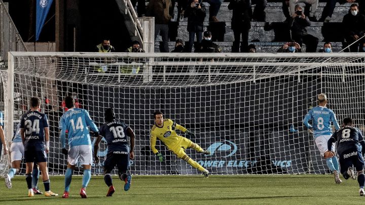 Manu Molina marca de penalti el 4-0 batiendo a Iván Villar en el partido de Copa del Rey entre el Ibiza y el Celta.