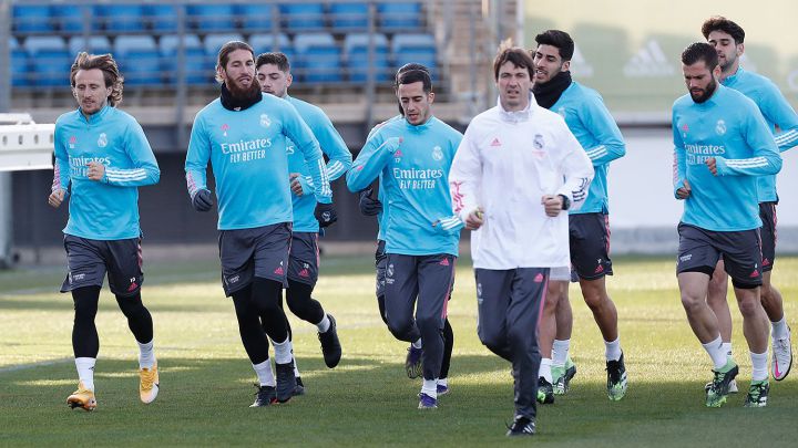 Modric, Sergio Ramos, Valverde, Lucas Vázquez, Asensio y Nacho corren tras Dupont en el entrenamiento del Real Madrid en el Día de Reyes.
