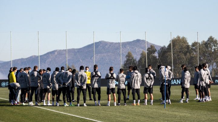 La plantilla del Celta durante la charla previa al entrenamiento del 6 de enero en la ciudad deportiva del club vigués.