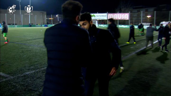 El micro pilló la frase del entrenador del Cornellà a Simeone tras eliminarlo de la Copa