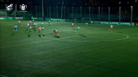 El bochorno del juez de línea en esta jugada alcanza al del Atleti: para esto está el VAR