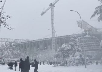 Impresiona y muchos no han querido perdérselo: así luce el Bernabéu totalmente nevado