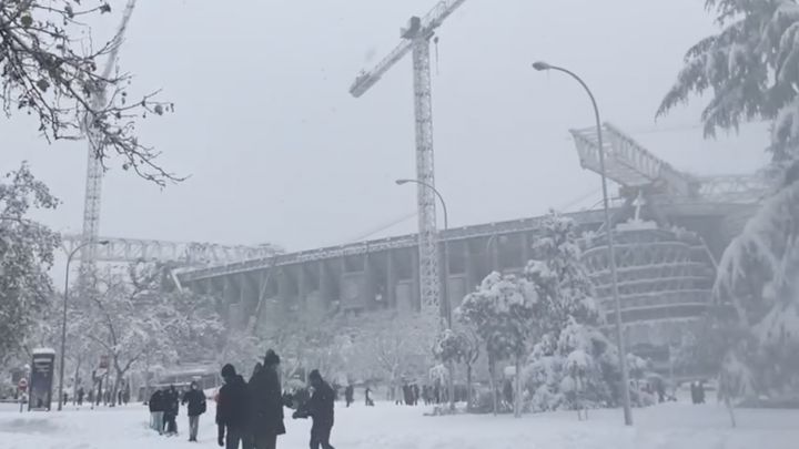 Impresiona y muchos no han querido perdrselo: as luce el Bernabu totalmente nevado