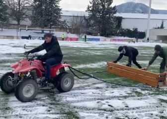 Los técnicos del Izarra acudieron a primera hora a quitar la nieve para poder jugar ante el Ebro