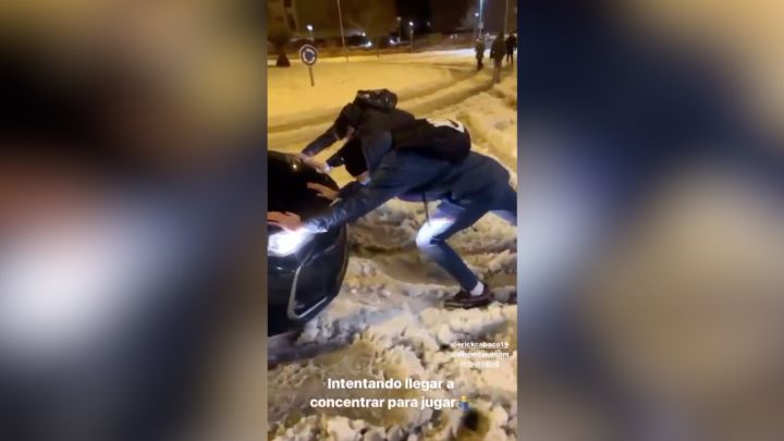 El vídeo de los jugadores del Getafe empujando su Uber en la nieve para poder llegar al hotel