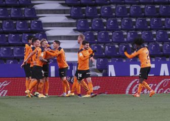 Gracia da con la tecla en el centro del campo