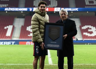 Enrique Cerezo entregó a Giménez una placa por sus 200 partidos oficiales