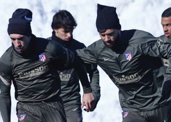 Diversión en el entrenamiento del Atlético bajo la nieve