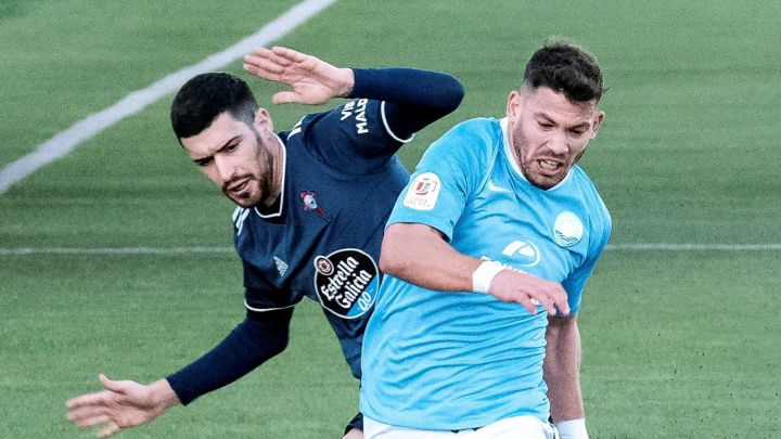 Aarón Martín disputa el balón con Kike López durante el partido de Copa disputado ante el Ibiza