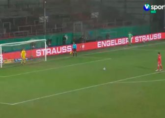 Lo que le faltaba: Marc Roca falla así el penalti que firma el ridículo del Bayern