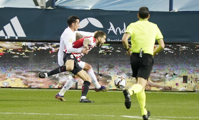Así cometió Lucas Vázquez el penalti sobre Íñigo Martínez.