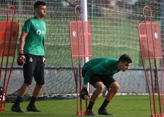 Otra vuelta de tuerca en el Racing: dos puntas, chavales y Lucas de portero