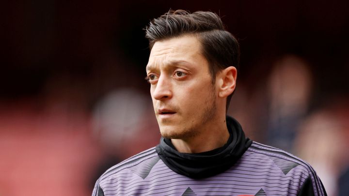 El Arsenal rescinde el millonario contrato de Özil y viaja a Turquía