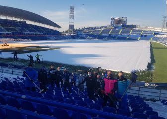 Los técnicos del Getafe cogen la pala para limpiar el Coliseum