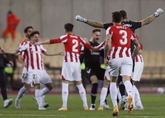 El Madrid felicita al Athletic tras vencer al Barça en la final