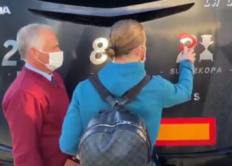 Muniain 'tunea' el autobús del Athletic con un espray rojo