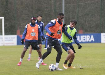 Uche Agbo y Diego Rolan miran al Compostela