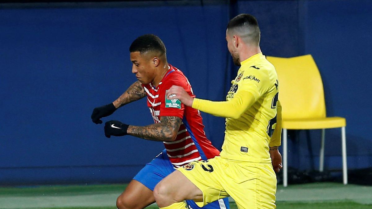 Kenedy and Rui Silva counteract a VAR that gets fussy