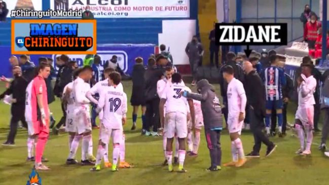 Momento antes del comienzo de la prórroga en el que Zidane no conversa con sus jugadores.