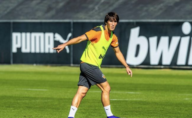Jesús Vázquez, en un entrenamiento con el Valencia.