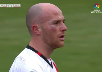 Le dejan la cara morada y un bulto enorme y no le pitan penalti: surrealista lo de Isi