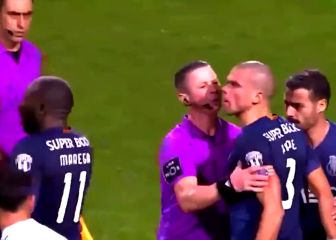 Pepe vuelve a sus andanzas: La cara del árbitro lo dice todo