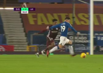 Desde ahí no hay otro como James en toda la Premier: la bomba que dejó petrificado a Schmeichel
