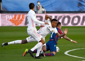 La polémica en el Di Stéfano: una roja, un penalti no pitado, otro sí, un gol que debió anularse...