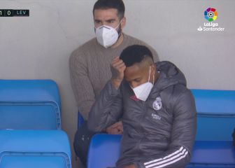 La flagelación de Militao en la grada que cazó la TV tras su roja infantil: a golpes contra sí mismo