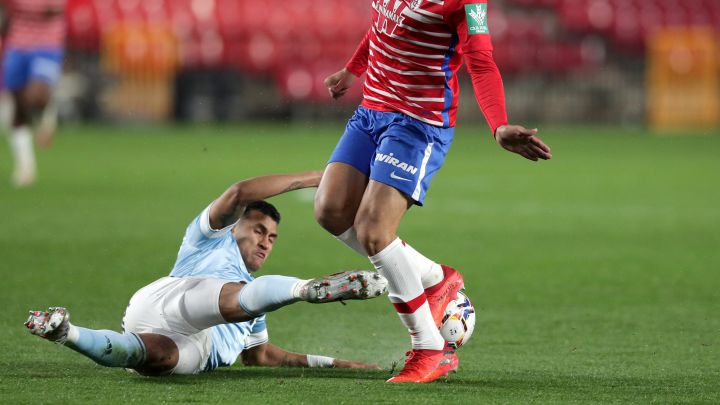 Jeison Murillo se lanza al suelo para cortar el balón ante el también colombian Luis Suárez durante el partido entre el Granada y el Celta.