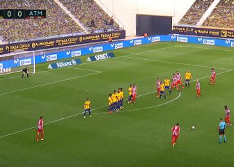 El espectacular gol de tiro libre de Luis Suárez ante Cádiz