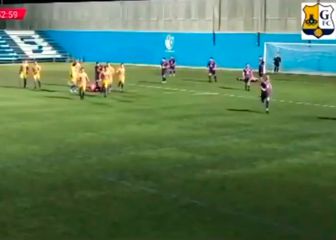 La imagen que avergüenza al fútbol español: cabezazo por la espalda a un árbitro de 20 años